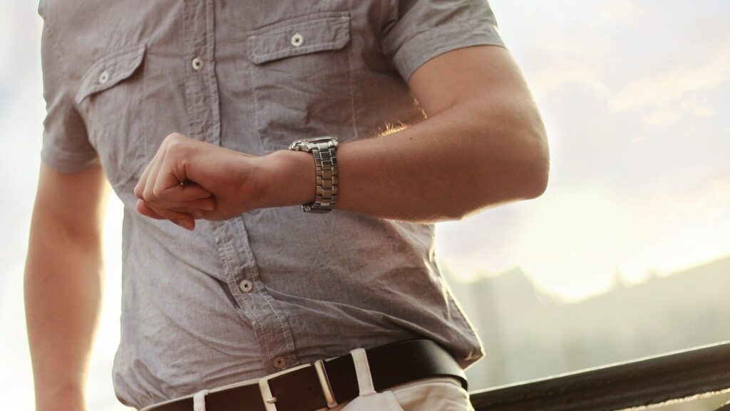 ¿En qué mano se pone el reloj en los hombres? | Donde va el reloj 3 reloj en mano izquierda